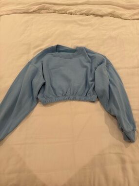 ALO Yoga Women's Light Blue Cropped Sweatshirt